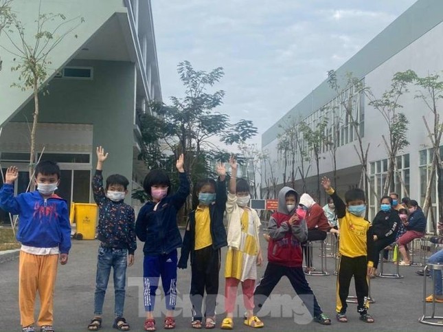 Hơn 100 trẻ em rời khu cách ly ở Bình Dương về nhà ngày mùng 3 Tết ảnh 9
