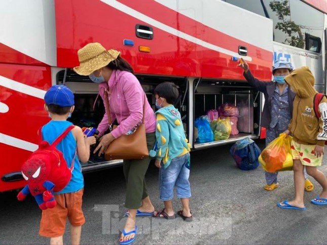 Hơn 100 trẻ em rời khu cách ly ở Bình Dương về nhà ngày mùng 3 Tết ảnh 7