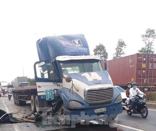 Container đang chạy, 3 cuộn thép nặng hàng chục tấn lao xuống đường ảnh 1