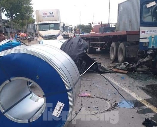 Container đang chạy, 3 cuộn thép nặng hàng chục tấn lao xuống đường ảnh 3