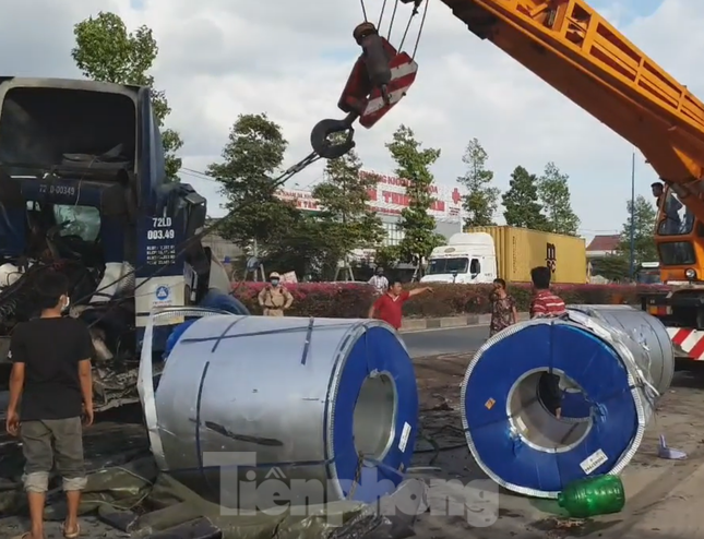 Container đang chạy, 3 cuộn thép nặng hàng chục tấn lao xuống đường ảnh 4