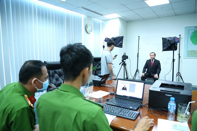 Công an tăng ca xuyên đêm cấp căn cước công dân gắn chíp ảnh 1