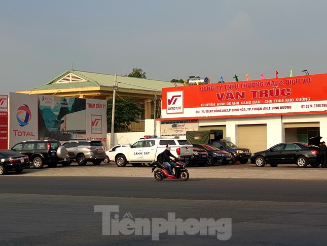 Cảnh sát bao vây, khám xét nhiều cây xăng ở Bình Dương ảnh 2