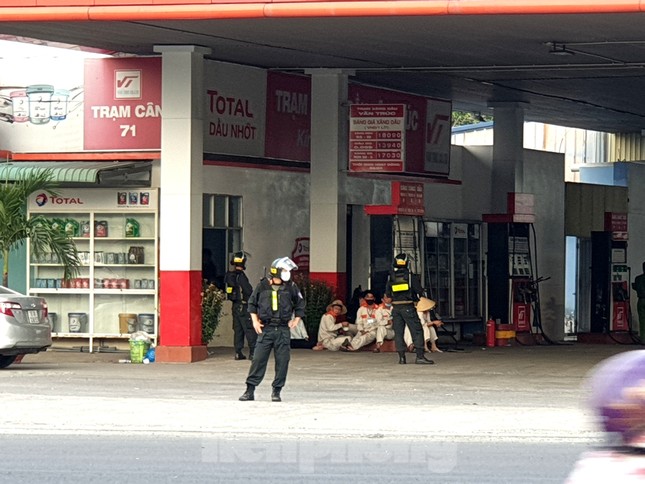 Cảnh sát bao vây, khám xét nhiều cây xăng ở Bình Dương ảnh 3