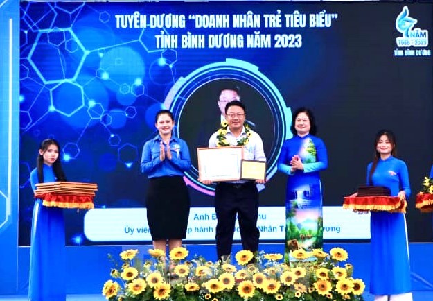 Bình Dương tuyên dương, trao giải thưởng cho những 'người đặc biệt' ảnh 7