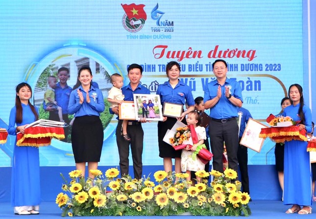 Bình Dương tuyên dương, trao giải thưởng cho những 'người đặc biệt' ảnh 3