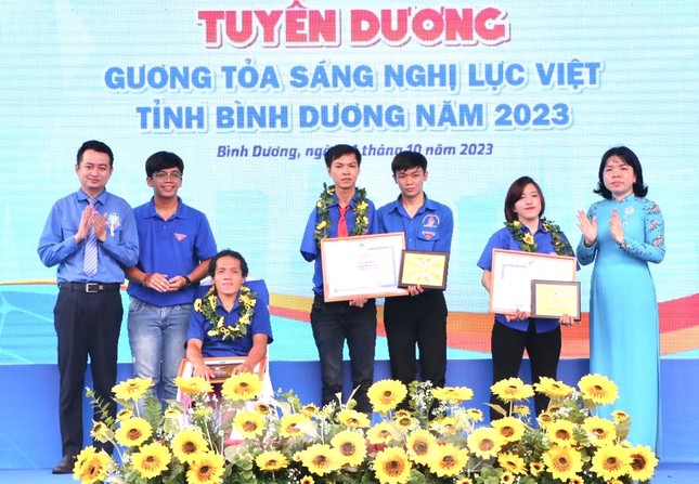 Bình Dương tuyên dương, trao giải thưởng cho những 'người đặc biệt' ảnh 4