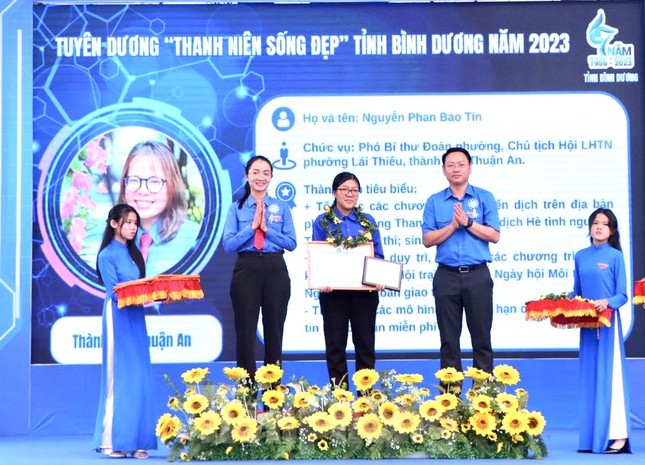 Bình Dương tuyên dương, trao giải thưởng cho những 'người đặc biệt' ảnh 5