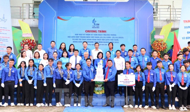 Bình Dương tuyên dương, trao giải thưởng cho những 'người đặc biệt' ảnh 2