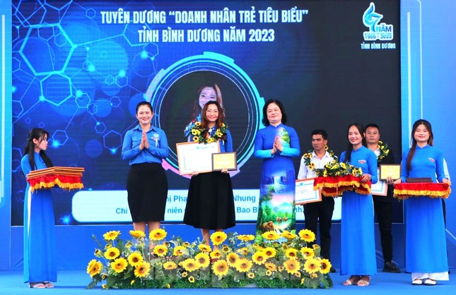 Bình Dương tuyên dương, trao giải thưởng cho những 'người đặc biệt' ảnh 6