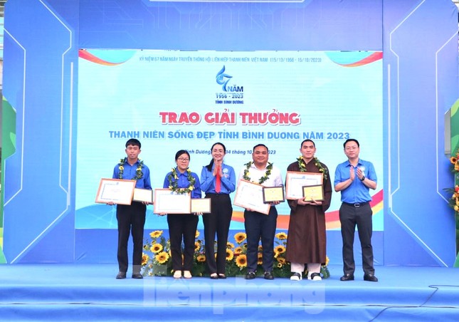 Bình Dương tuyên dương, trao giải thưởng cho những 'người đặc biệt' ảnh 8