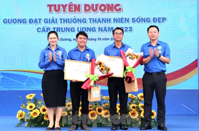 Bình Dương tuyên dương, trao giải thưởng cho những 'người đặc biệt' ảnh 1