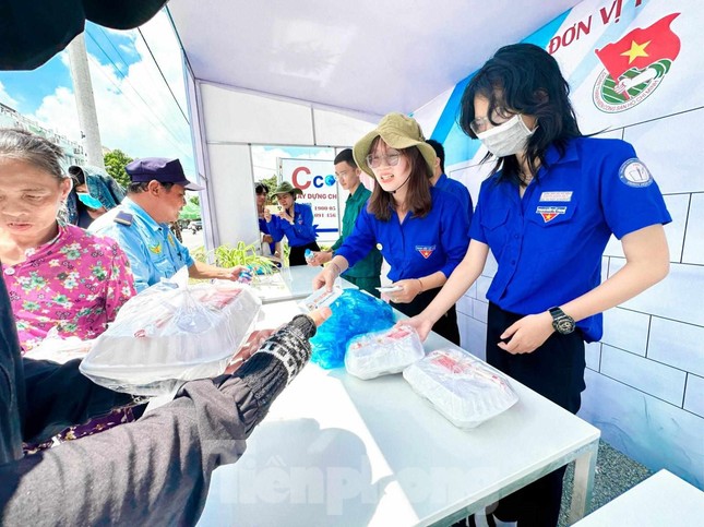 Những bữa sáng 0 đồng tặng công nhân nghèo Bình Dương ảnh 2