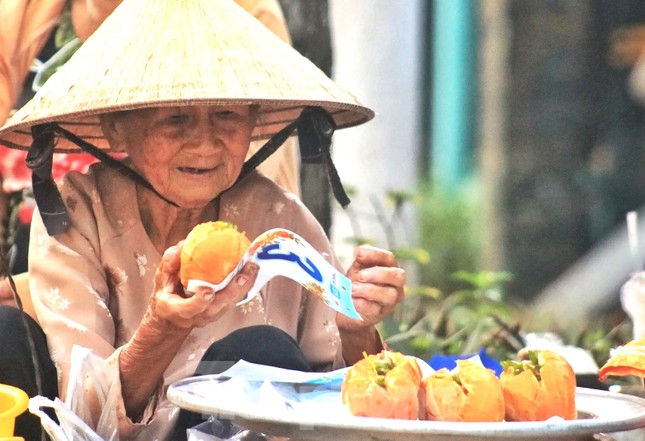 Những bữa sáng 0 đồng tặng công nhân nghèo Bình Dương ảnh 4