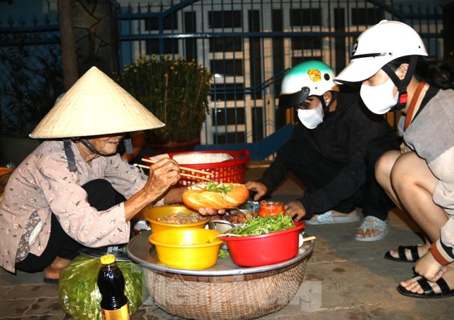 Những bữa sáng 0 đồng tặng công nhân nghèo Bình Dương ảnh 3