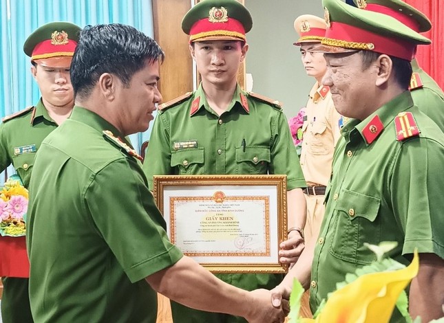 Cẩu tặc rải đinh, dùng súng điện tấn công cảnh sát truy đuổi ảnh 3