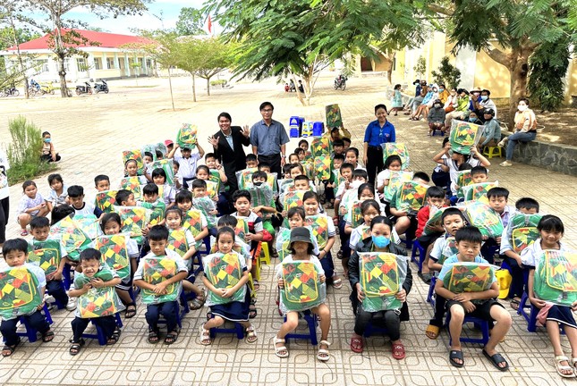 Tuổi trẻ Bình Dương vượt hàng trăm km chăm lo trẻ nghèo ở Bình Thuận ảnh 2