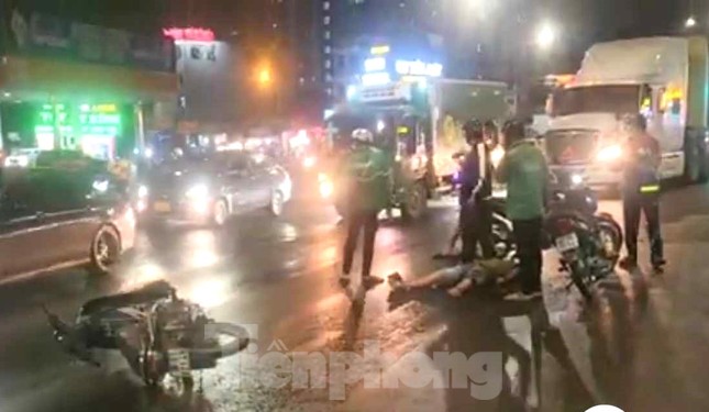 Hang chuc nguoi dan te nga tren duong do mat duong co nhot - 3