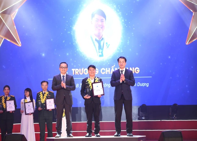 ‘Thanh niên sống đẹp’ ở Bình Dương dùng toàn bộ tiền thưởng tặng trẻ em nghèo ảnh 1