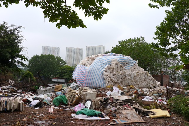 Người dân khổ sở vì con ngõ ở Hà Nội biến thành bãi tập kết phế thải xây dựng ảnh 13