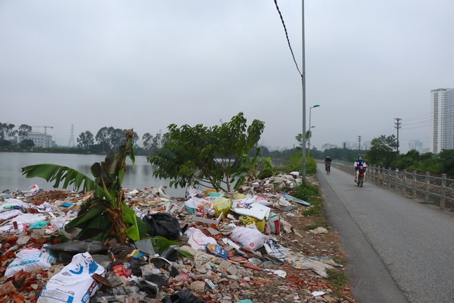 Người dân khổ sở vì con ngõ ở Hà Nội biến thành bãi tập kết phế thải xây dựng ảnh 5