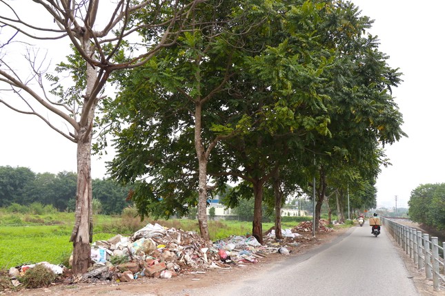 Người dân khổ sở vì con ngõ ở Hà Nội biến thành bãi tập kết phế thải xây dựng ảnh 6