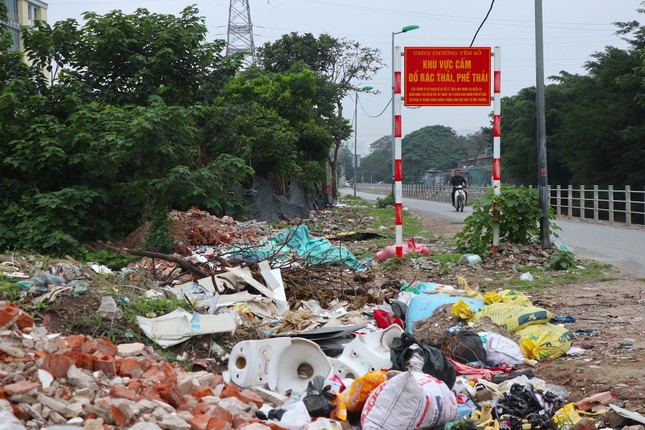 Người dân khổ sở vì con ngõ ở Hà Nội biến thành bãi tập kết phế thải xây dựng ảnh 1