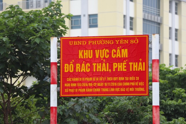 Người dân khổ sở vì con ngõ ở Hà Nội biến thành bãi tập kết phế thải xây dựng ảnh 8