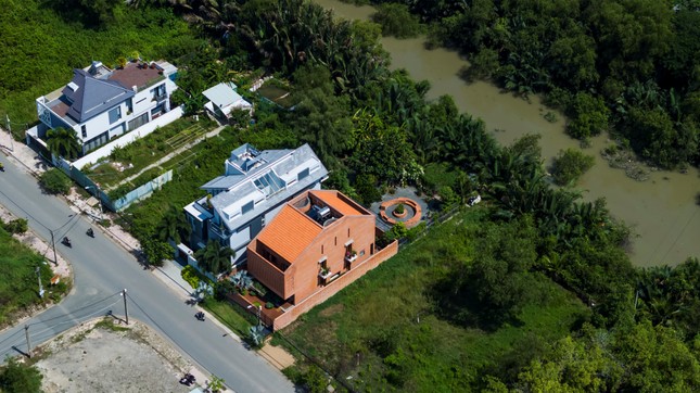 Độc đáo ngôi nhà sử dụng tường gạch rỗng để lấy ánh sáng và gió ảnh 1