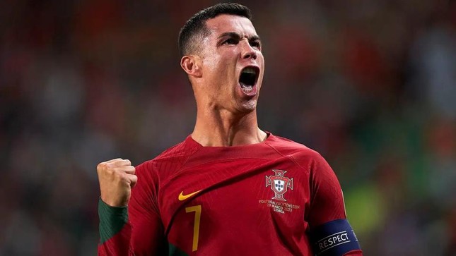Ronaldo kéo Bồ Đào Nha vượt qua vòng loại Euro 2024 sau màn rượt đuổi tỷ số với Slovakia ảnh 1