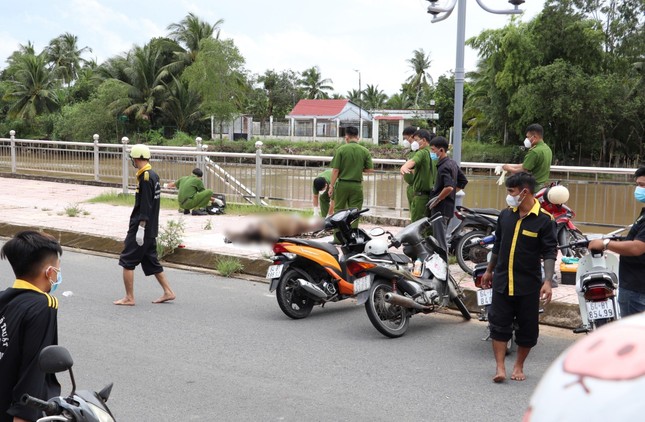 Phát hiện thi thể nam giới đang phân huỷ trên sông ở Vĩnh Long ảnh 1