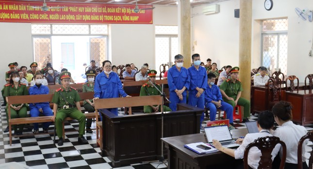 Vụ án 'bà trùm' Mười Tường: Hai cựu cán bộ công an An Giang bị xét xử tội 'Rửa tiền' ảnh 1
