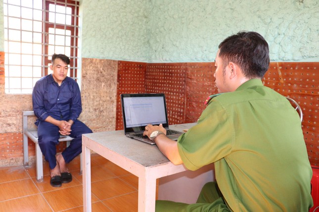 Tên cướp trả lại nạn nhân điện thoại vì cài mật khẩu ảnh 1
