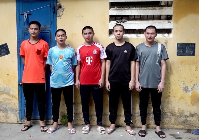 Mang hung khí xông vào đám cưới, chém 4 người trọng thương ảnh 1