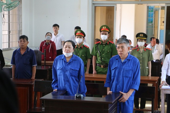 Cựu cán bộ giúp 'bà trùm' Mười Tường buôn lậu hầu toà ảnh 1