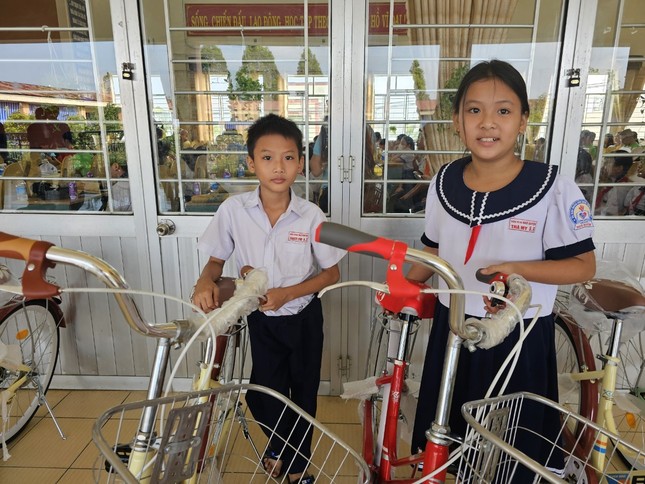 Tặng xe đạp cho học sinh nghèo vượt khó TP Cần Thơ ảnh 2