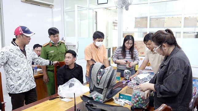Bắt quả tang đối tượng chở hơn 4.200 quả pháo đi bán ảnh 1