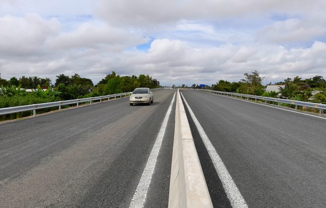 Xe máy ngang nhiên đi vào tuyến Lộ Tẻ - Rạch Sỏi dù không được phép ảnh 4