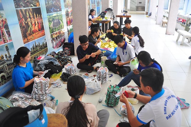 Sinh viên Cần Thơ làm lồng đèn tặng trẻ em vùng sâu vui Trung thu ảnh 6