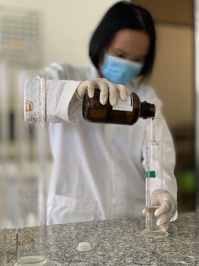 Sinh viên Trà Vinh chế nước rửa tay phát miễn phí ảnh 2