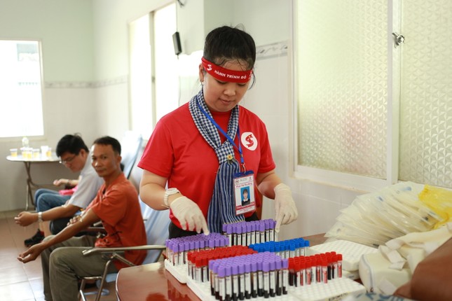 Nhiều hoạt động ý nghĩa của Hành trình Đỏ tại quê hương Bác Tôn ảnh 6