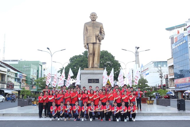Nhiều hoạt động ý nghĩa của Hành trình Đỏ tại quê hương Bác Tôn ảnh 2
