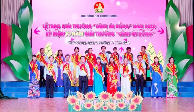 Tuyên dương những 'Cánh én hồng' vì học sinh thân yêu ảnh 3