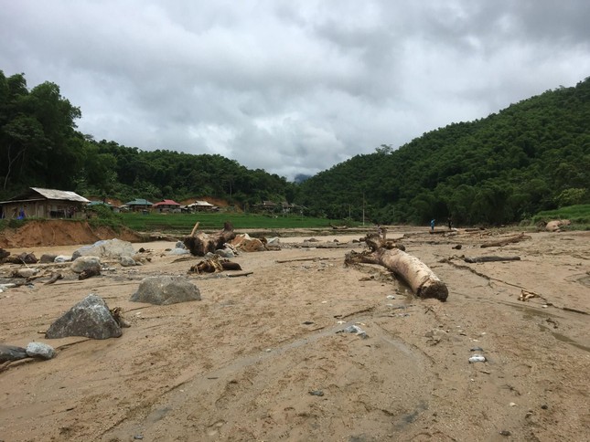 Cảnh tượng tan hoang ở bản có 12 người chết, mất tích do lũ quét ảnh 7