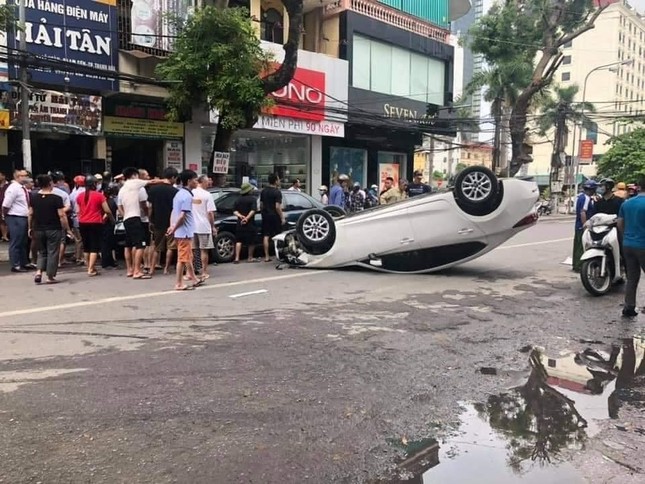 Đâm vào xe khác, ô tô 5 chỗ lật ngửa giữa phố đông người ảnh 2
