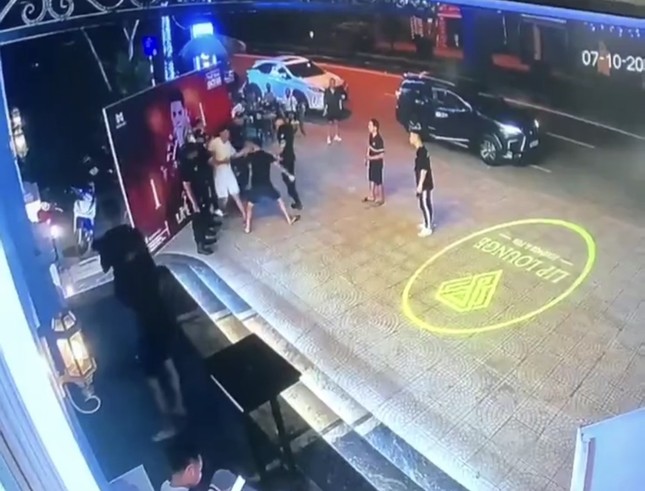 [CLIP] Nam thanh niên bị đâm tử vong khi đứng chụp ảnh trước quán bia ở Thanh Hoá ảnh 1