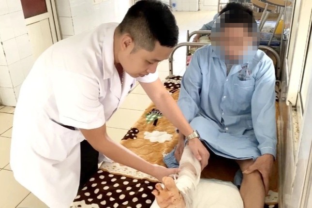 Người đàn ông ở Thanh Hoá suýt mất chân do vết rắn cắn từ 20 năm ảnh 1