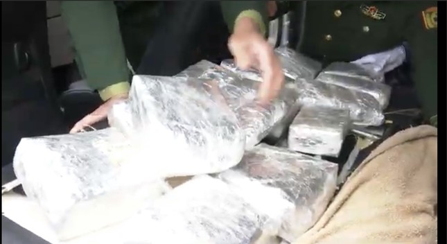 Đối tượng người nước ngoài mang súng áp tải hơn 21 kg ma tuý qua biên giới ảnh 2
