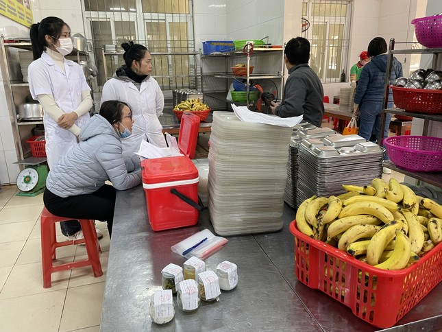 Nhiều học sinh đau bụng sau bữa trưa phải nhập viện ở Thanh Hoá: Nhà trường, phường báo cáo số liệu không đúng ảnh 8