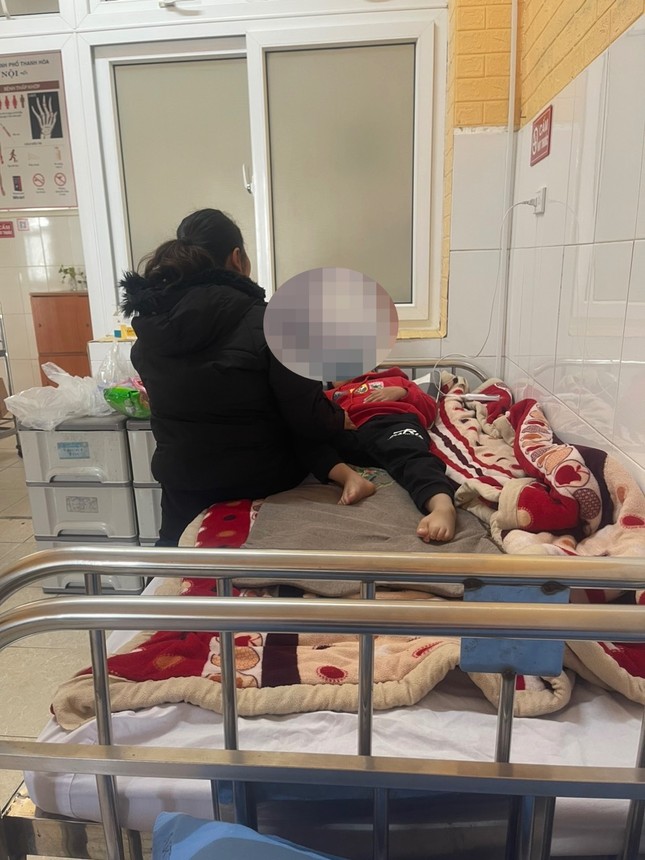 Nhiều học sinh đau bụng sau bữa trưa phải nhập viện ở Thanh Hoá: Nhà trường, phường báo cáo số liệu không đúng ảnh 4
